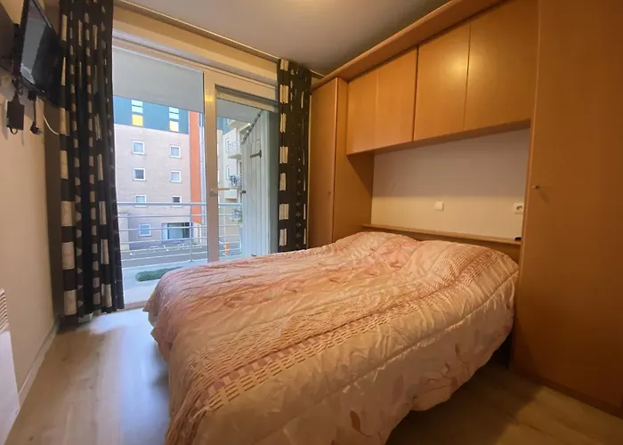 In Near The アパート